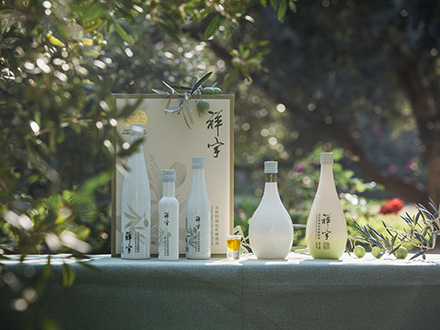 祥宇特級(jí)初榨橄欖油，純手工采摘、精選優(yōu)質(zhì)油橄欖鮮果，用意大利貝亞雷斯全自動(dòng)設(shè)備物理冷榨工藝，在鮮果采摘后8小時(shí)內(nèi)限時(shí)鮮榨而成。