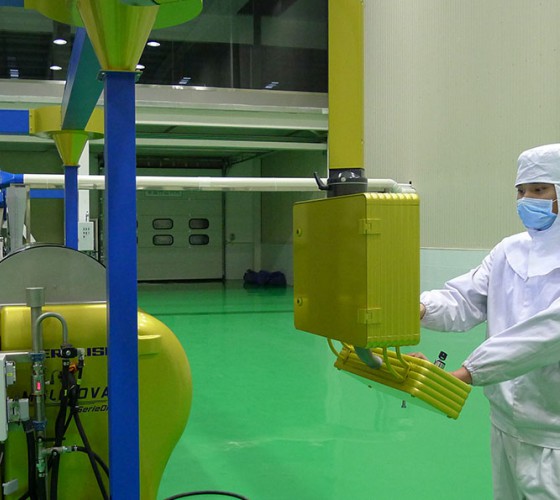 公司擁有三條原裝進(jìn)口冷榨橄欖油加工生產(chǎn)線(xiàn)，兩條德國(guó)福樂(lè)偉和一條意大利貝亞雷斯單一品種生產(chǎn)線(xiàn)，日加工鮮果能力達(dá)560噸，通過(guò)低溫純物理冷榨最大..