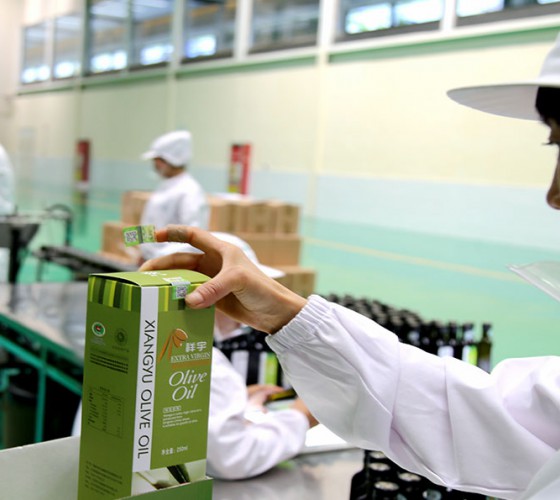 公司國(guó)通“訂單農(nóng)業(yè)”模式，獨(dú)創(chuàng)8小時(shí)限時(shí)鮮榨，從手工采摘、按質(zhì)收購(gòu)、便捷運(yùn)輸、純物理冷榨、充氮低恒溫儲(chǔ)存、灌裝等全程管理，并通過(guò)嚴(yán)格的品質(zhì)控..