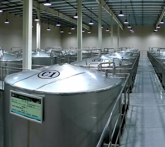 公司擁有都橄欖行業(yè)中亞洲最大的萬(wàn)噸標(biāo)準(zhǔn)化恒溫避光隔氧儲(chǔ)油庫(kù)，具備最佳的15℃-22℃低恒溫儲(chǔ)存環(huán)境。全部?jī)?chǔ)油罐采用食品級(jí)專(zhuān)用不銹鋼制作，采用..